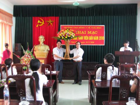 Bs Nguyễn Trọng Bình, GĐ Sở Y tế chúc mừng Hội thi