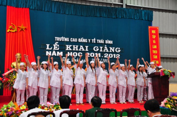 Học sinh sinh viên tuyên thệ trong Lễ khai giảng năm học mới 2011 – 2012
