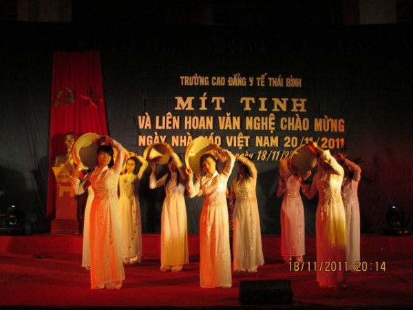 Lễ mít tinh kỷ niệm và Liên hoan văn nghệ chào mừng Ngày nhà giáo Việt nam 20/11