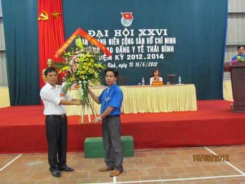 Đ/c Nguyễn Thanh Tuấn - Phó BT Tỉnh đoàn tặng hoa chúc mừng Đại hội