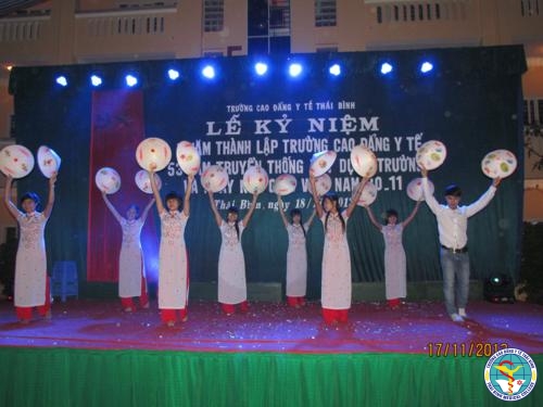 Công diễn văn nghệ và trao giải VNTT chào mừng kỷ niệm 5 năm thành lập trường cao đẳng và ngày NGVN 20/11/13