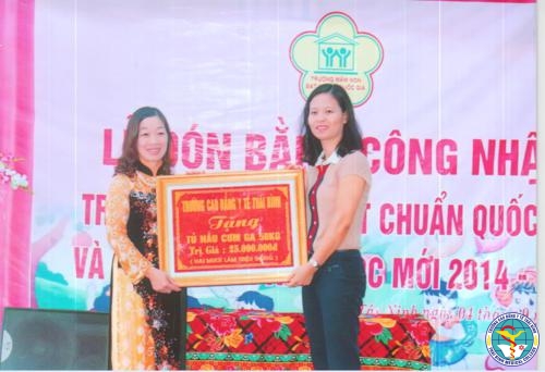Trường Cao đẳng Y tế Thái Bình trao tặng tiền và các trang thiết bị y tế cho xã Tây Ninh.