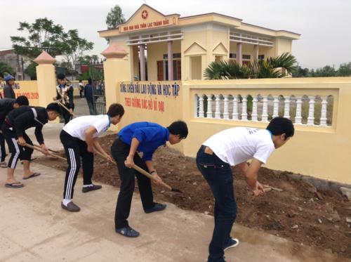 HSSV Trường Cao đẳng Y tế Thái Bình ra quân tình nguyện vệ sinh môi trường tại huyện Tiền Hải