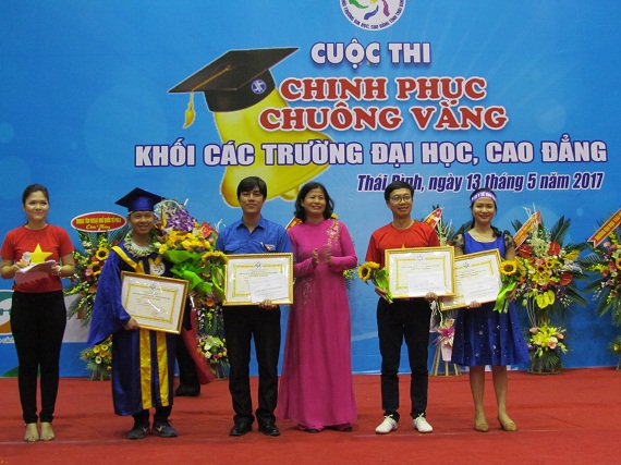 TS Nguyễn Thị Kim Lý- Hiệu trưởng ĐH Thái Bình trao giải động đội cuộc thi.