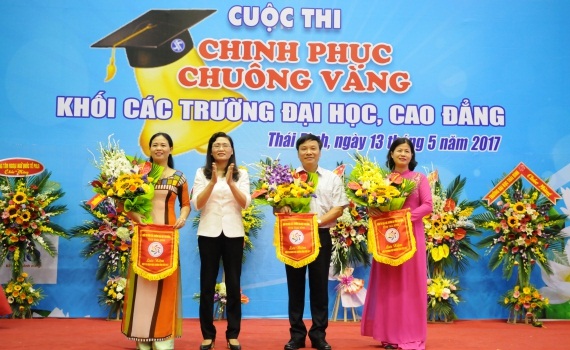 Đồng chí Nguyễn Thị Lĩnh, Tỉnh ủy viên, Phó Chủ tịch UBND tỉnh tặng cờ lưu niệm và hoa cho ban tổ chức cuộc thi