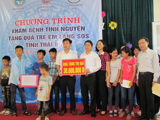 Đc Phạm Văn Tuân - Đại diện đoàn Đại biểu quốc hội khóa XIV Tỉnh Thái Bình trao quà cho Làng trẻ SOS 