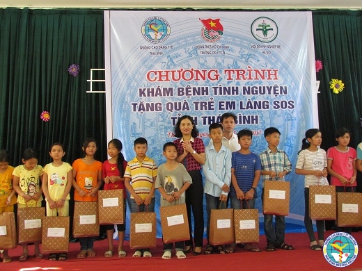 Đoàn thanh niên trường Cao Đẳng Y tế Thái Bình mang Hành trình Áo Blouse Xanh đến với làng trẻ SOS
