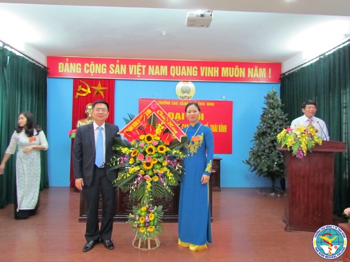 Đồng chí Nguyễn Thanh Bình - Chủ tịch Công đoàn trường Đại học Y Dược Thái Bình tặng hoa chúc mừng đại hội