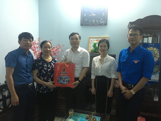 Đoàn cán bộ nhà trường thăm hỏi và tặng quà gia đình Bs CKII Nguyễn Đình Trọng