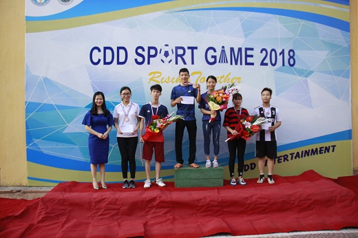 Ths Nguyễn Hoàng Anh trao giải môn Cầu lông nam nữ cho các vận động viên