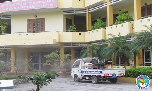 Trường Cao đẳng Y tế Thái Bình tổ chức phun thuốc phòng dịch Corona