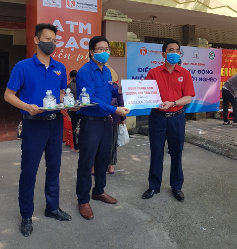 Đoàn thanh niên Trường Cao đẳng Y tế Thái Bình đồng hành cùng hoạt động cây ATM gạo của hội Chữ thập đỏ tỉnh