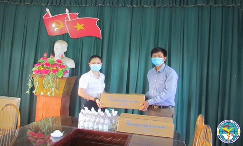 Trường Cao đẳng Y tế Thái Bình trao tặng dung dịch rửa tay nhanh cho xã Tây Ninh, huyện Tiền Hải
