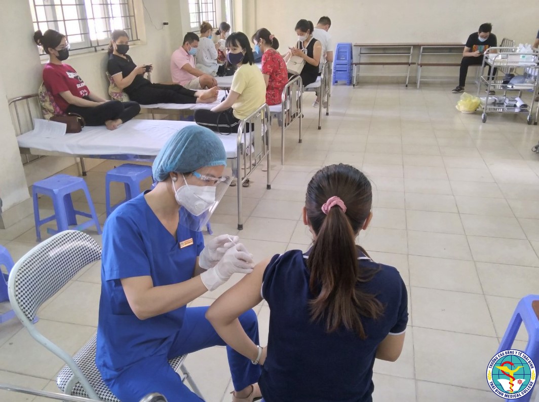 Trường Cao đẳng Y tế Thái Bình tổ chức tiêm vắc xin phòng Covid-19 đợt 6 năm 2021