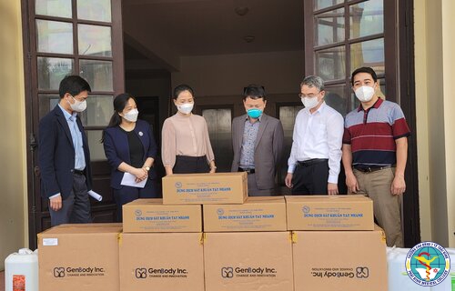 Trường Cao đẳng Y tế Thái Bình trao tặng vật tư y tế phòng, chống dịch Covid-19 cho huyện Vũ Thư
