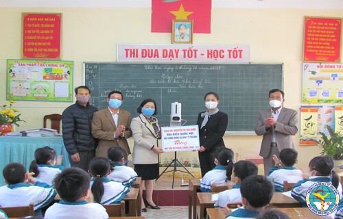 Trao tặng thiết bị phòng, chống dịch Covid-19 cho Trường tiểu học Quỳnh Hội