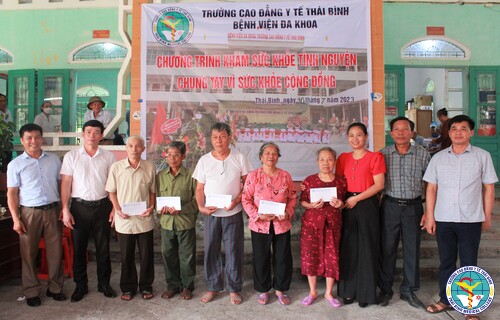 Bệnh viện đa khoa Trường Cao đẳng Y tế Thái Bình khám và phát thuốc miễn phí cho người có công huyện Quỳnh Phụ