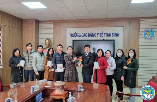 Đoàn Đại học Quốc gia Kangwon Hàn Quốc giảng dạy và làm việc tại Trường Cao đẳng Y tế Thái Bình