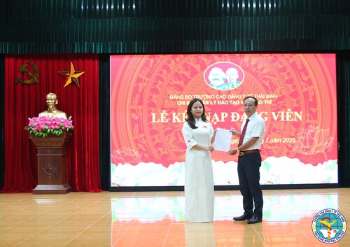 Chi bộ Quản lý đào tạo và Khảo thí: Kết nạp 11 sinh viên ưu tú vào Đảng Cộng sản Việt Nam