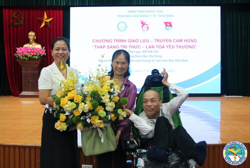 Giao lưu, truyền cảm hứng “Thắp sáng tri thức - Lan tỏa yêu thương”: Nghị lực phi thường của “Người gieo hy vọng” Đỗ Hà Cừ