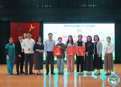 Ấm áp chương trình tặng quà Tết cho sinh viên Lào tại Trường Cao đẳng Y tế Thái Bình