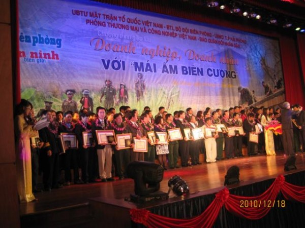 Lãnh đạo Trường Cao đẳng Y tế Thái Bình tham gia chương trình giao lưu: “Doanh nghiệp, Doanh nhân với Mái ấm biên cương”