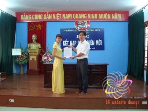 Chi bộ Công tác HSSV tổ chức Lễ kết nạp Đảng viên mới.