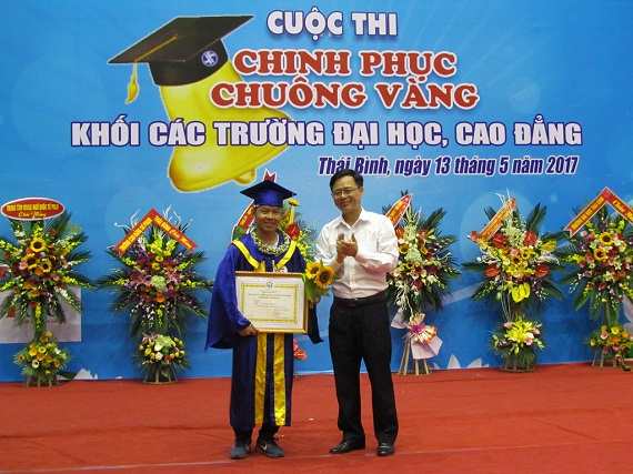 NGUT-TS. Phạm Quang Hòa – Hiệu trưởng trường CĐYT Thái Bình, Trưởng khối các trường ĐH, CĐ trao hoa và phần thưởng tiền mặt trị giá 3 triệu đồng cho thí sinh đạt giải nhất của cuộc thi