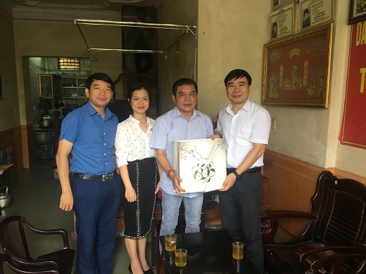Đoàn đến thăm hỏi động viên gia đình Bs. Lê Hướng Việt hiện là cán bộ công tác tại nhà trường.
