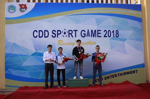 Đc Ngô Văn Nghị - Phó bí thư Đoàn Trường trao giải môn Cờ vua Nam