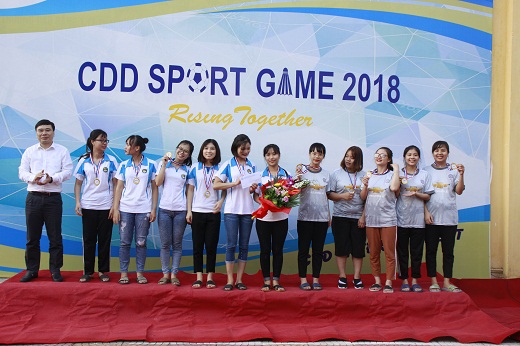 TS. Nguyễn Thanh Sơn - PHT trao giải nhất kéo co nữ