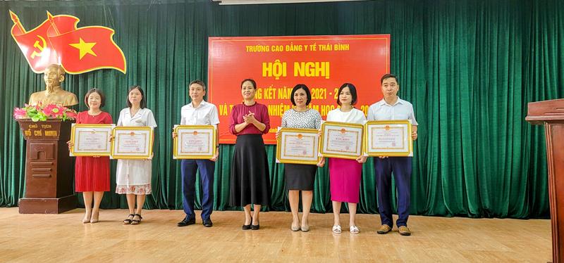 Phòng Công tác HSSV nhận tập thể lao động xuất sắc năm học 2021-2022