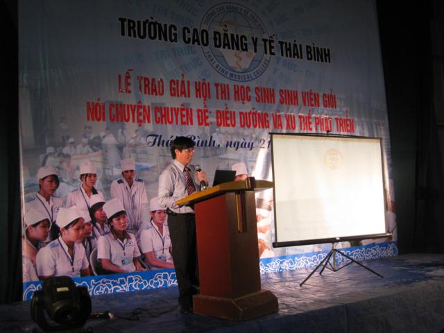 Ths Phạm Đức Mục, Phó Cục trưởng Cục Quản lý khám chữa bệnh, phó Chủ tịch thường trực Hội Điều dưỡng Việt Nam nói chuyện với cán bộ, giảng viên, HSSV nhà trường